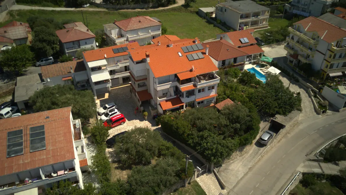 Die Vila Piculjan und ihre Nachbarschaft aus der Luft