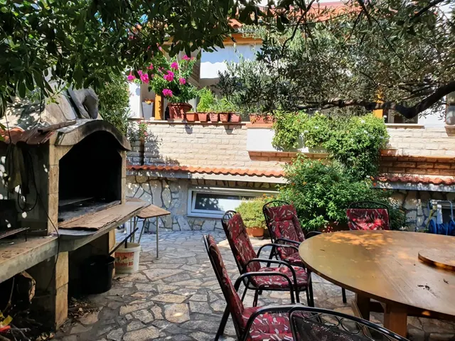 Grillplatz mit langem Tisch im Garten der Vila Piculjan
