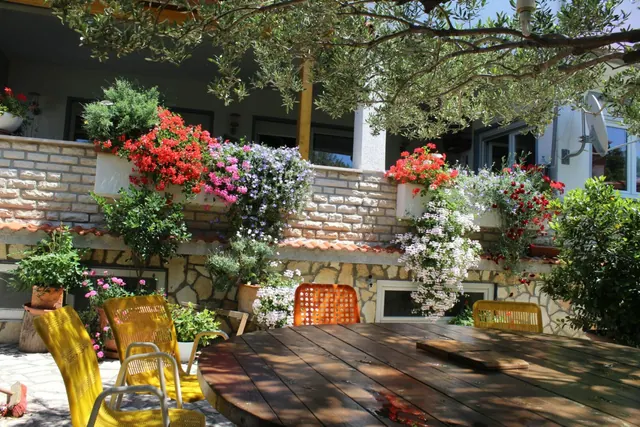 Terrasse mit Natursteinmauer und Bepflanzung