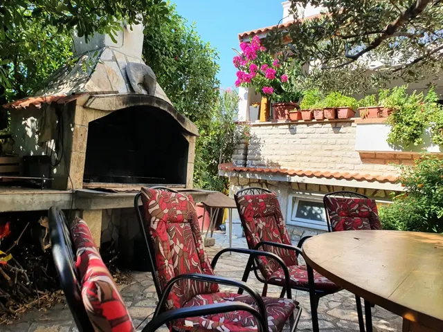 Gemauerter Grill mit Sitzecke