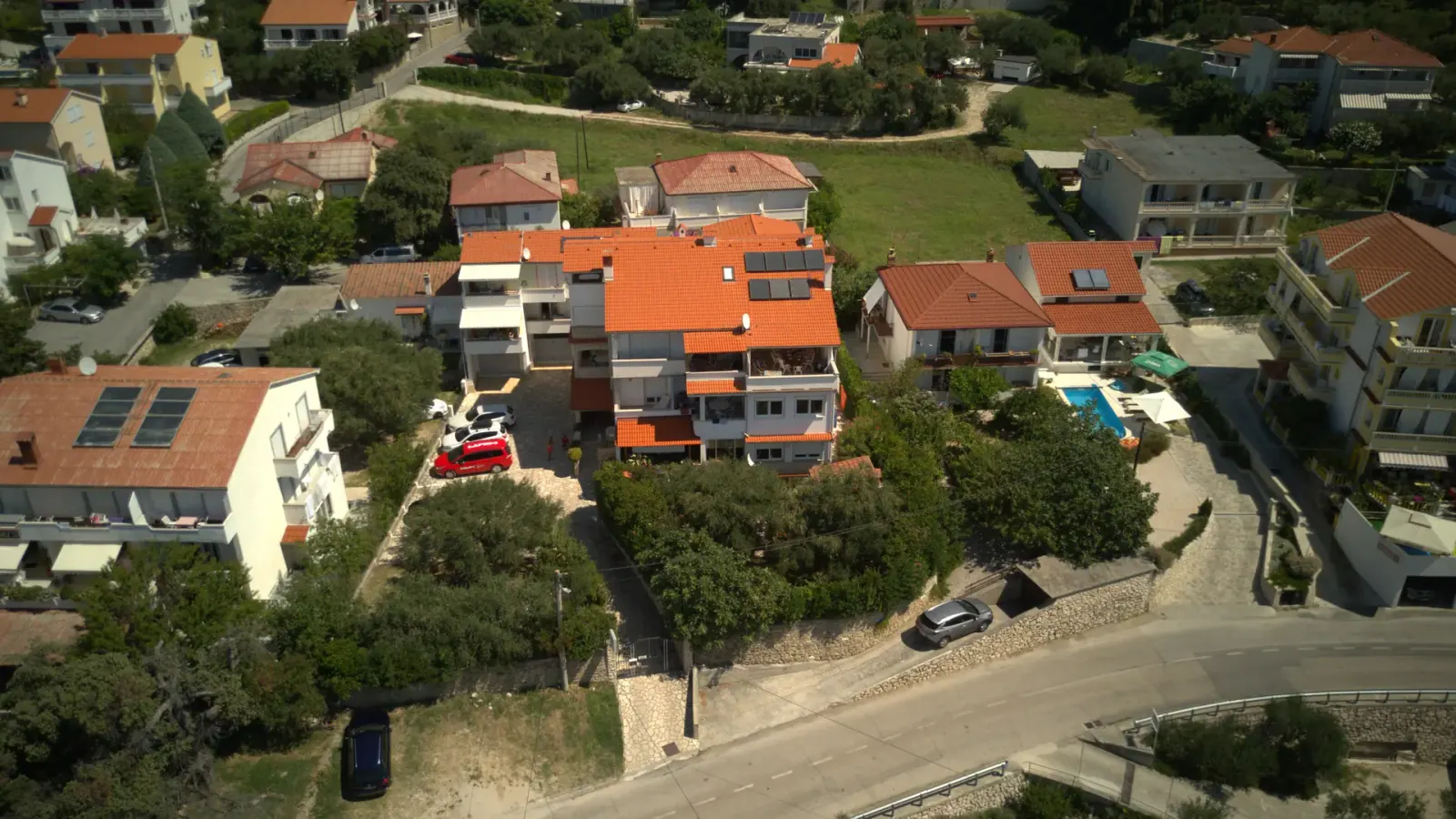 Der Glockenturm der Kathedrale von Rab über dem Meer, Luftaufnahme