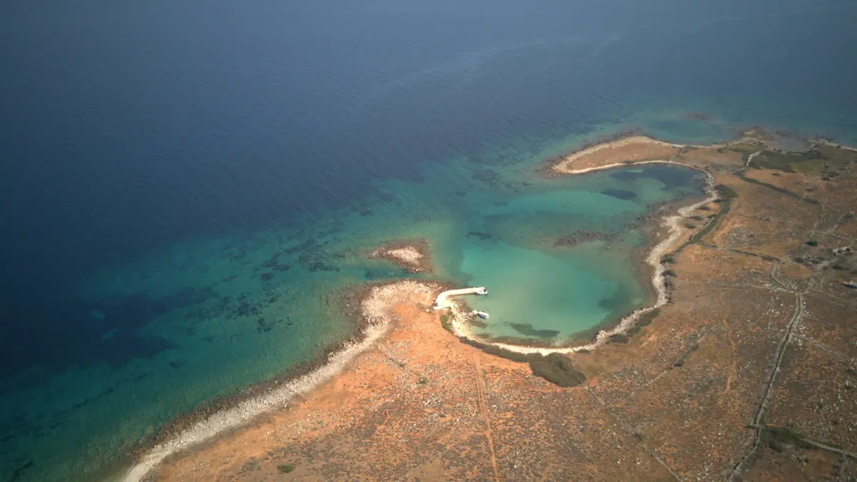 Flache Bucht mit Sandbank an der Küste der Insel Rab
