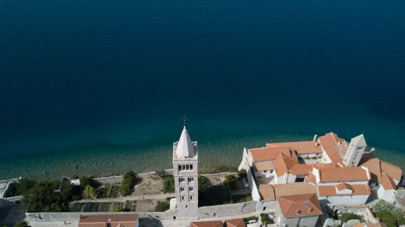 Der Glockenturm der Kathedrale über den Dächern der Altstadt von Rab, Luftaufnahme
