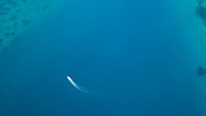Boot auf dem offenen Meer vor der Insel Rab